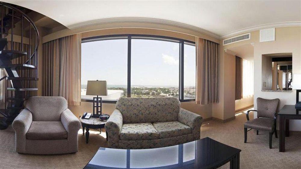 Отель Crowne Plaza Pensacola Grand Экстерьер фото